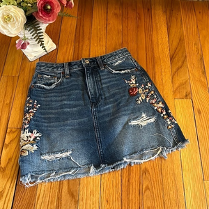 Abercrombie and Fitch Distressed Embroidered Denim Skirt Size 25 🌺‎